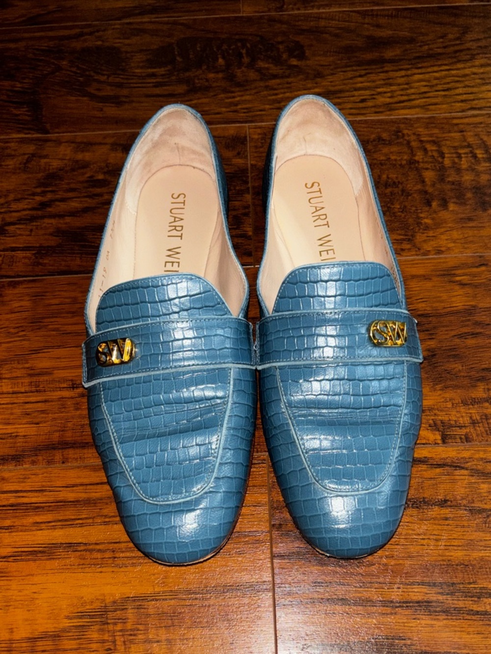 Stuart Weitzman Crocodile Embossed Leather Loafers Teal Aqua Blue Gold Logo Flat